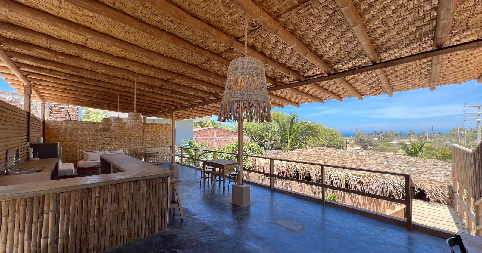 Terraza abierta en Kinti Beach Coliving