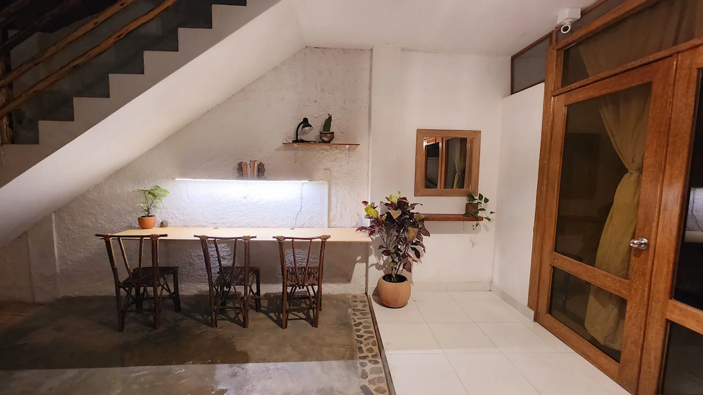 Mesa de trabajo para tres personas en Kinti Guest House