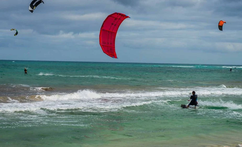 Kitesurf en la costa, fotografía de la guía Kinti